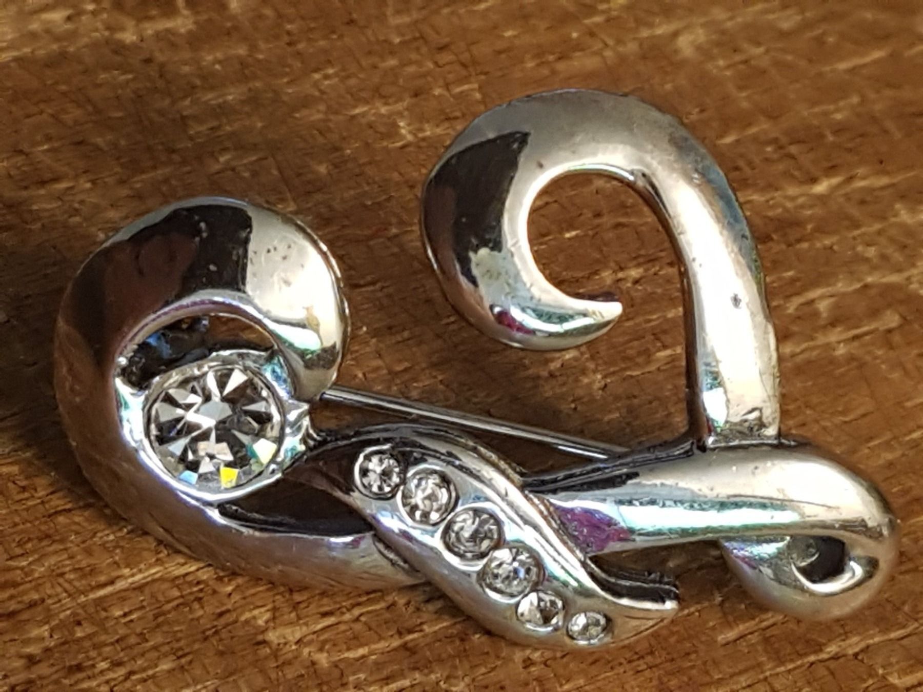 Spille & Fermagli: Brosche Monogramm J oder L ca. 3,5cm lang, facett. Steinchen – Usato da Ettingen venduto da Maranathatalitha 2