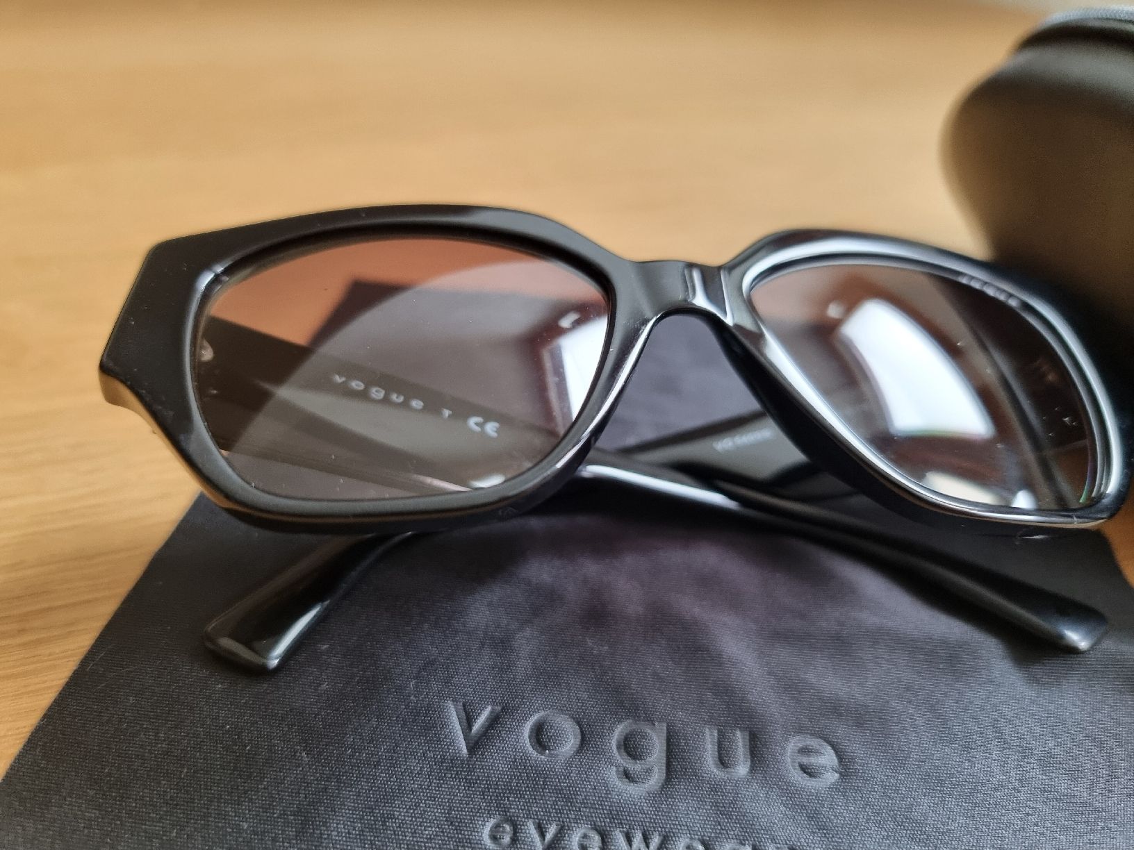 Vogue Brillen & Gläser: Vogue Sonnenbrille – Gebraucht aus Interlaken von NataliiaS 5