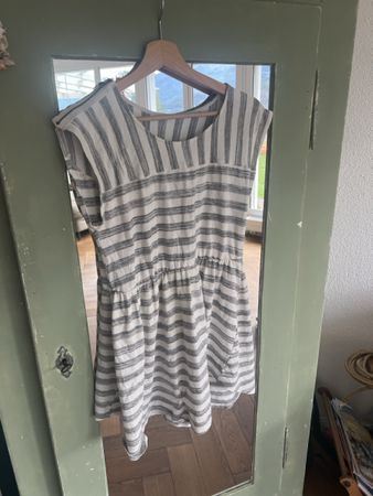 Robe courte à rayures gris et blanc, taille S