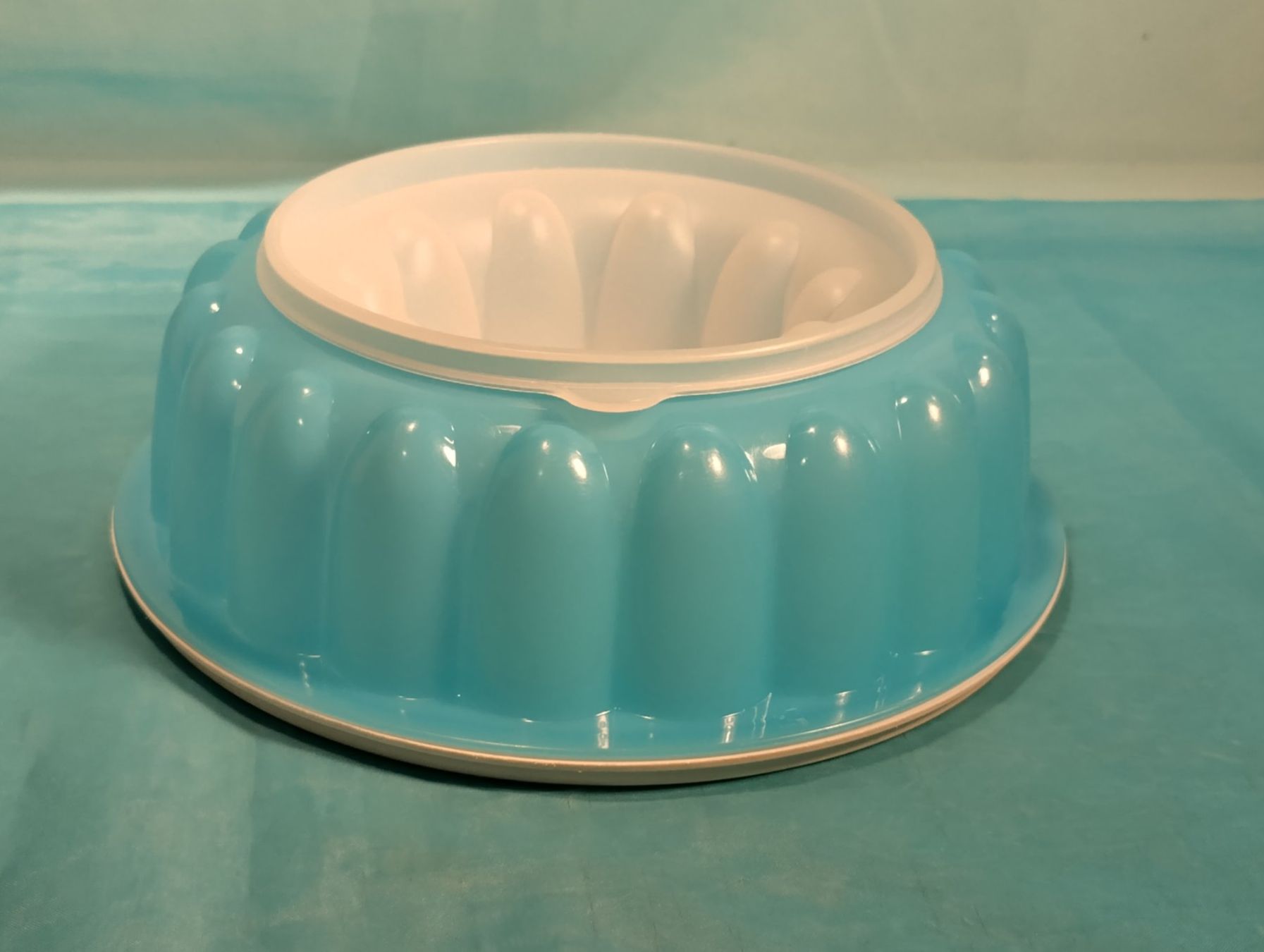 Tupperware Recipients et similaires: Tupperware Puddingform, hellblau-weiss, gross – D'occasion à Bellach par JingleCherry