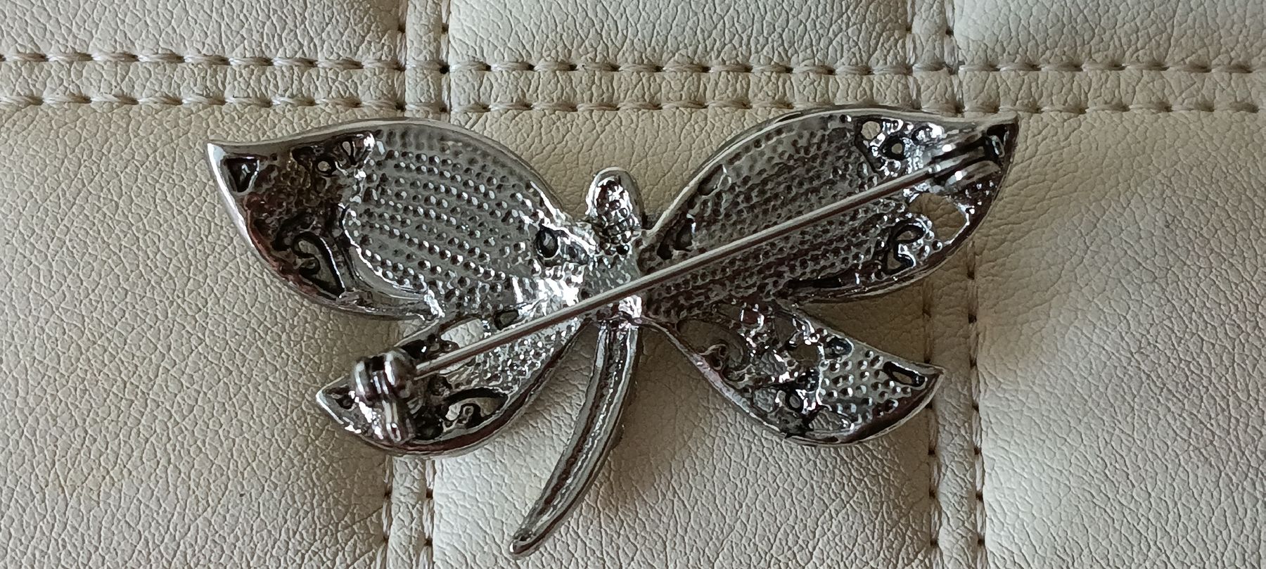 Spille & Fermagli: Pretty Dragonfly Brooch, Silver-tone & Sparkling Gems – Nuovo (secondo la descrizione) da Zürich venduto da cat_9cvz 2