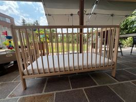 Neuwertiges Babybett von Pinolino, 70x140 cm, inkl. Matratze
