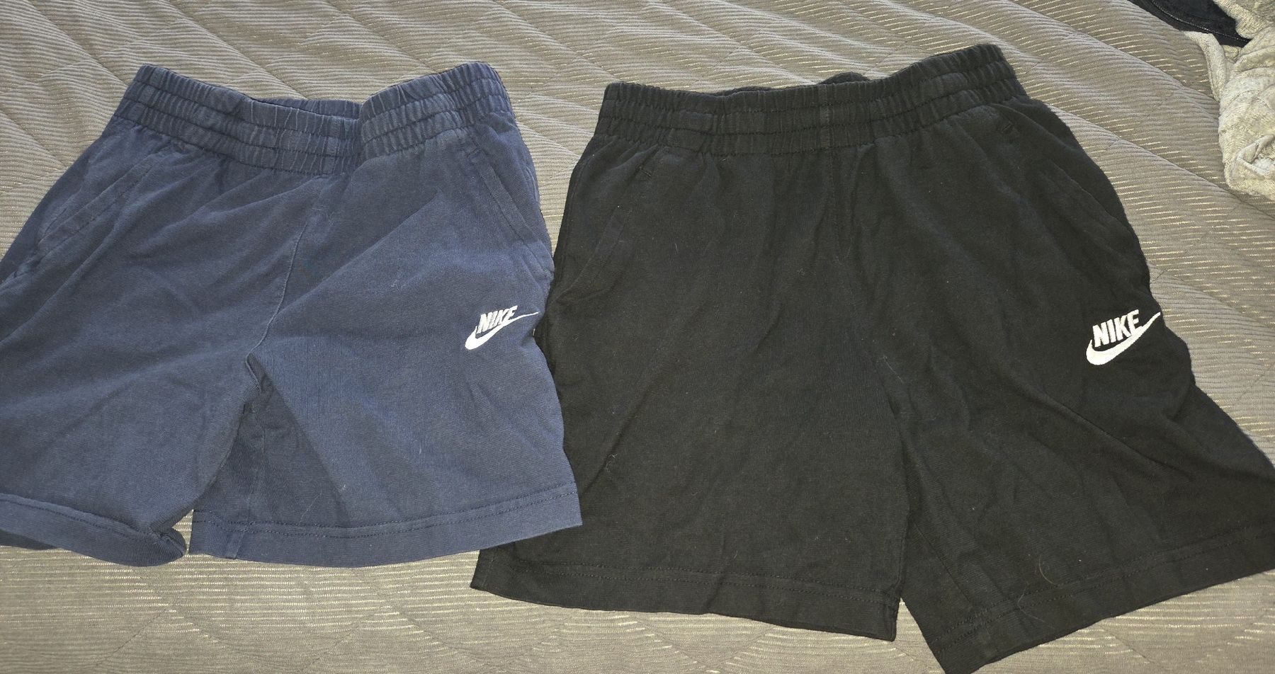 Nike Pantaloni: 2 Nike Shorts Set Gr. 137-147 cm – Usato da Utzenstorf venduto da Ernie_und_Bert