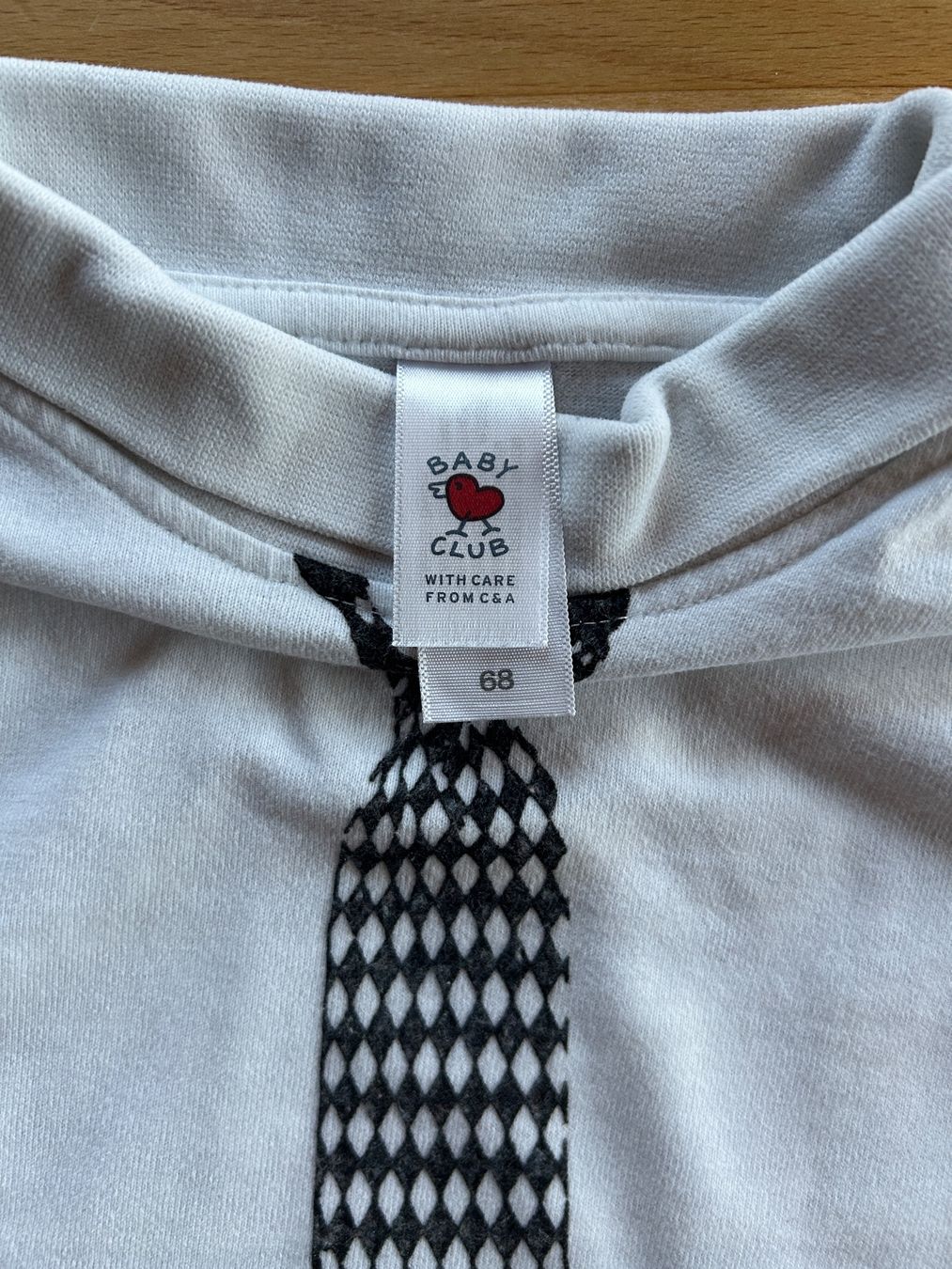 C&A Maglioni & Felpe: Weisser Pullover mit Krawattenaufdruck Grösse 68 – Usato da Grosswangen venduto da che_gr 1