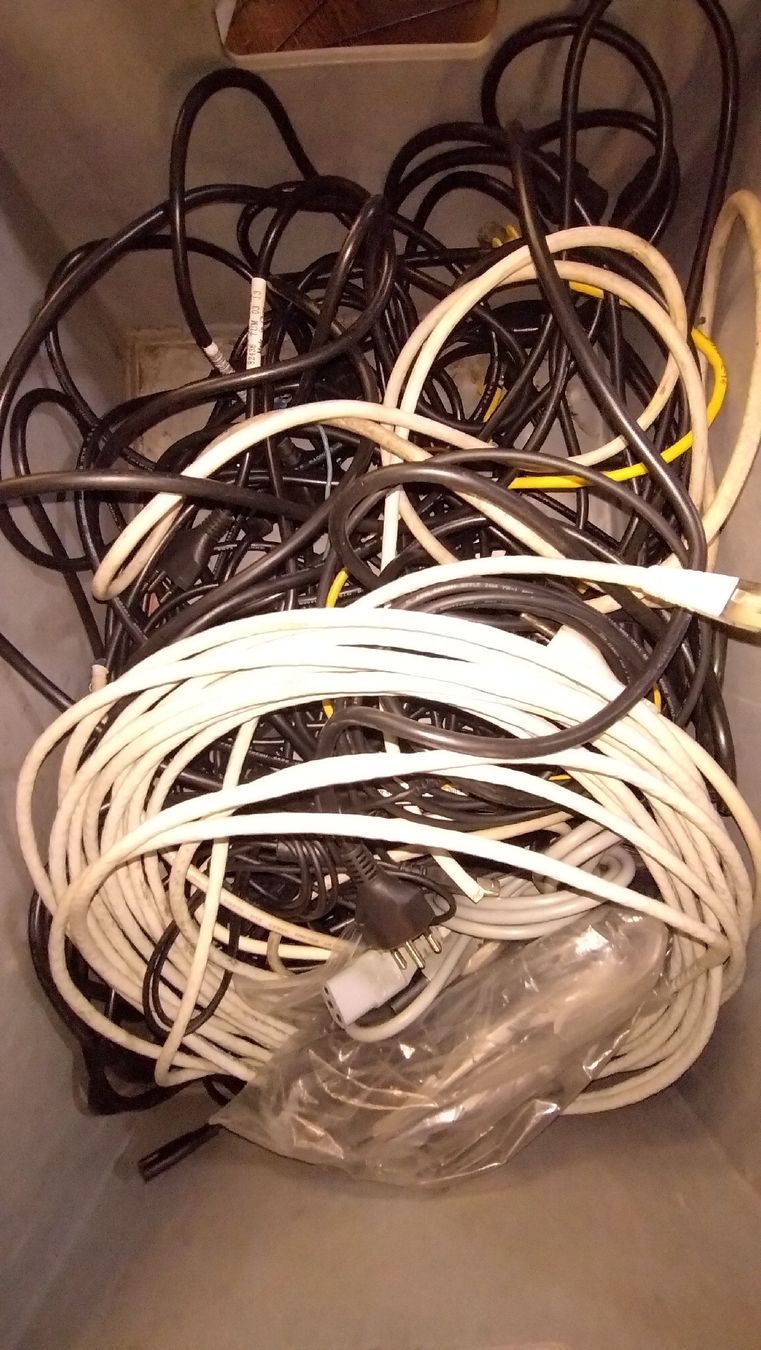 Apc Racks & Cavalletti: APC Server Rack mit Zubehör, 2 PDUs & UPS Trafo – Usato da Zürich venduto da hanmus31 5