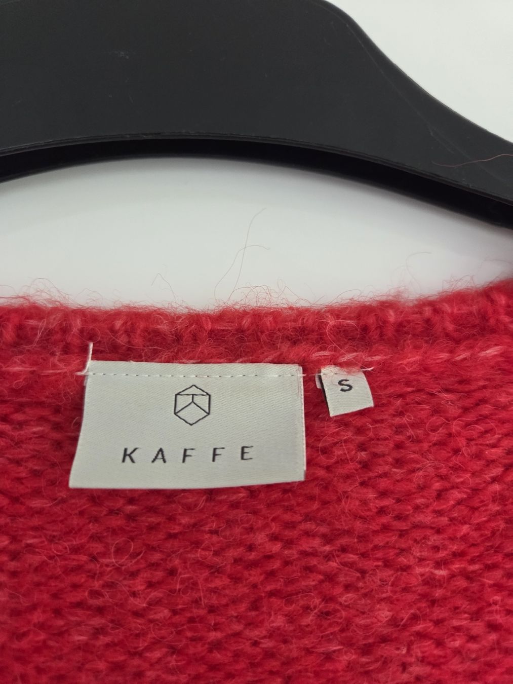 Pulls & Sweat-shirts: Roter V Pullover Damen – D'occasion à Rüfenacht BE par Biancaro 1
