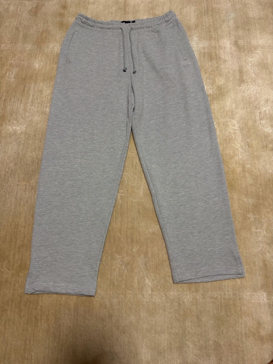 Pantalons: Pantalon de jogging Pull&Bear gris taille M  – Neuf (Voir description) à Fribourg par cat_tb68
