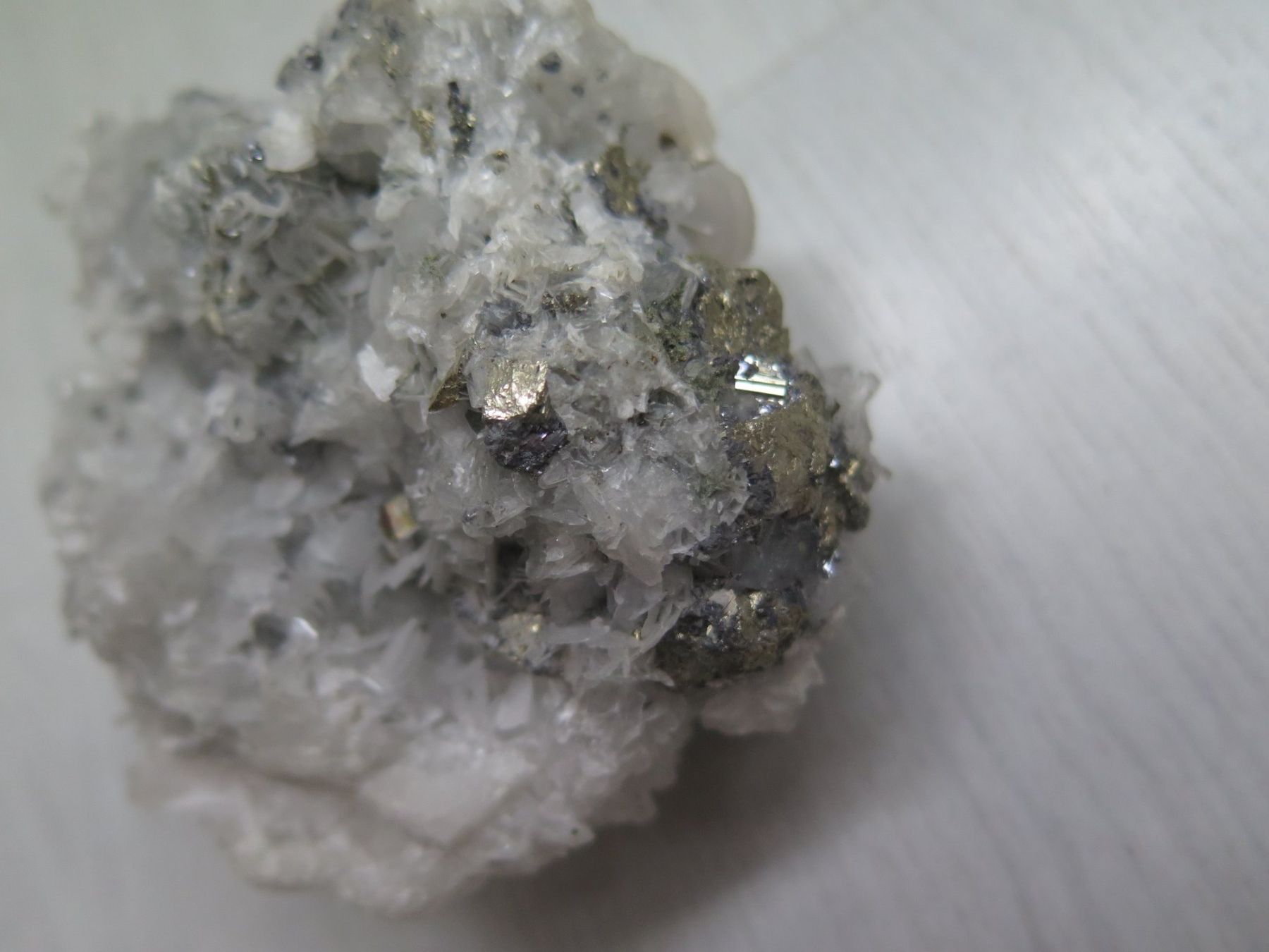 Minerali & Pietre curative: Nadelquarz mit Calcit und Pyrit – Usato da Schaffhausen venduto da Yamakana51L8736OQ8 7
