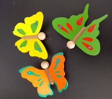 *3* HOLZ SCHMETTERLINGE FENSTER DEKOR BUNT UND FRÖHLICH