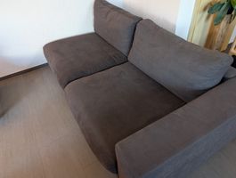 Bequemes, zweiteiliges Stoffsofa, mit waschbaren Bezügen