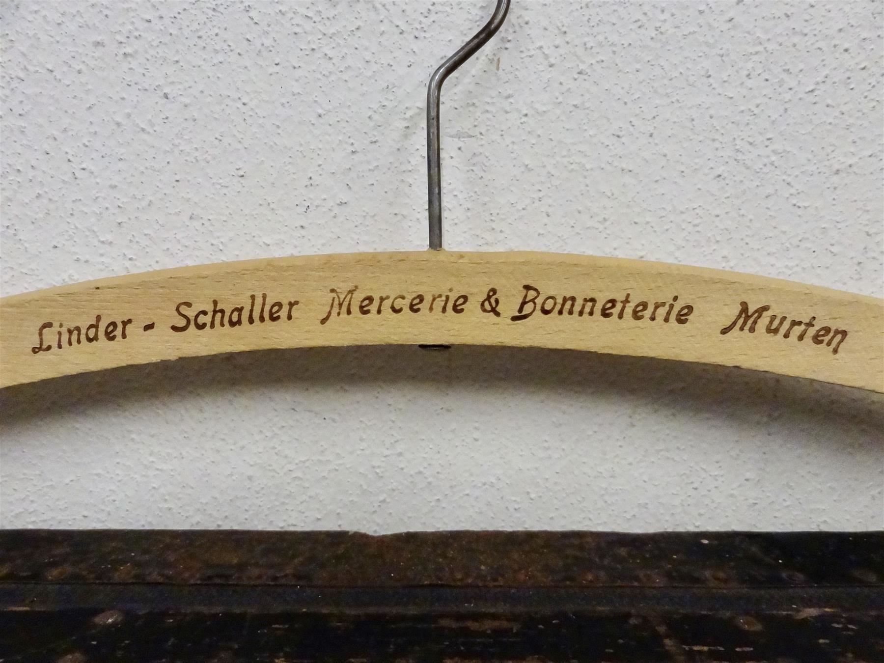 Cintres: Kleiderbügel LINDER - SCHALLER MURTEN – D'occasion à Kerzers par zimmergruen 1