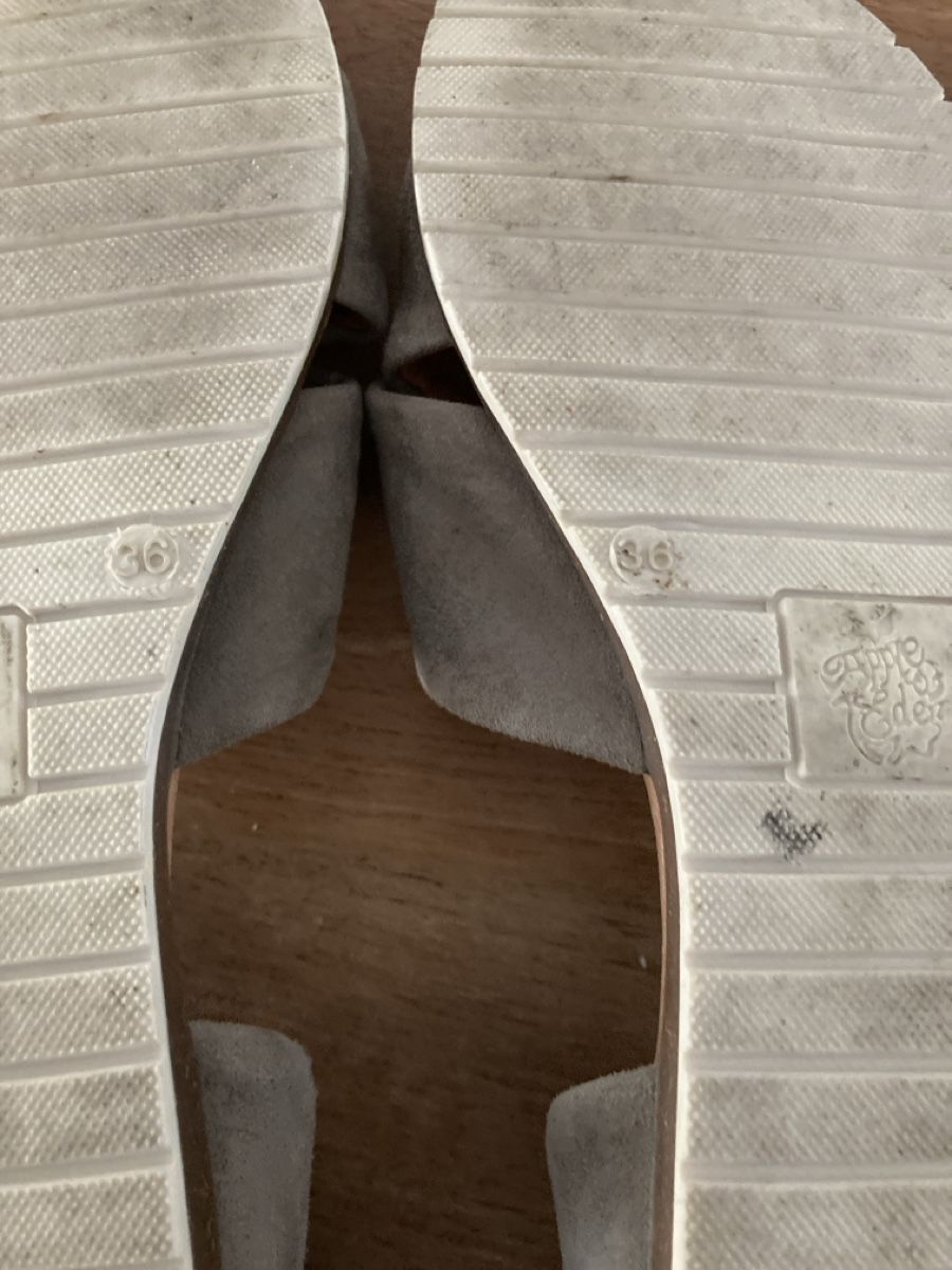 Scarpe da donna: Sommersandalen Gr. 36 Wildlederoptik beige – Usato da Niederscherli venduto da Doene0 1