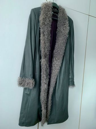 Rassiger Ledermantel mit Fell - wie neu!