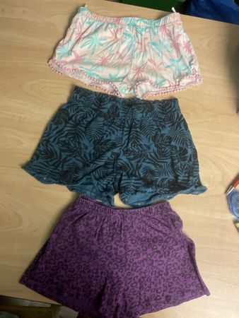 3 Sommermodische kurze Shorts, tropische Muster, Gr.134