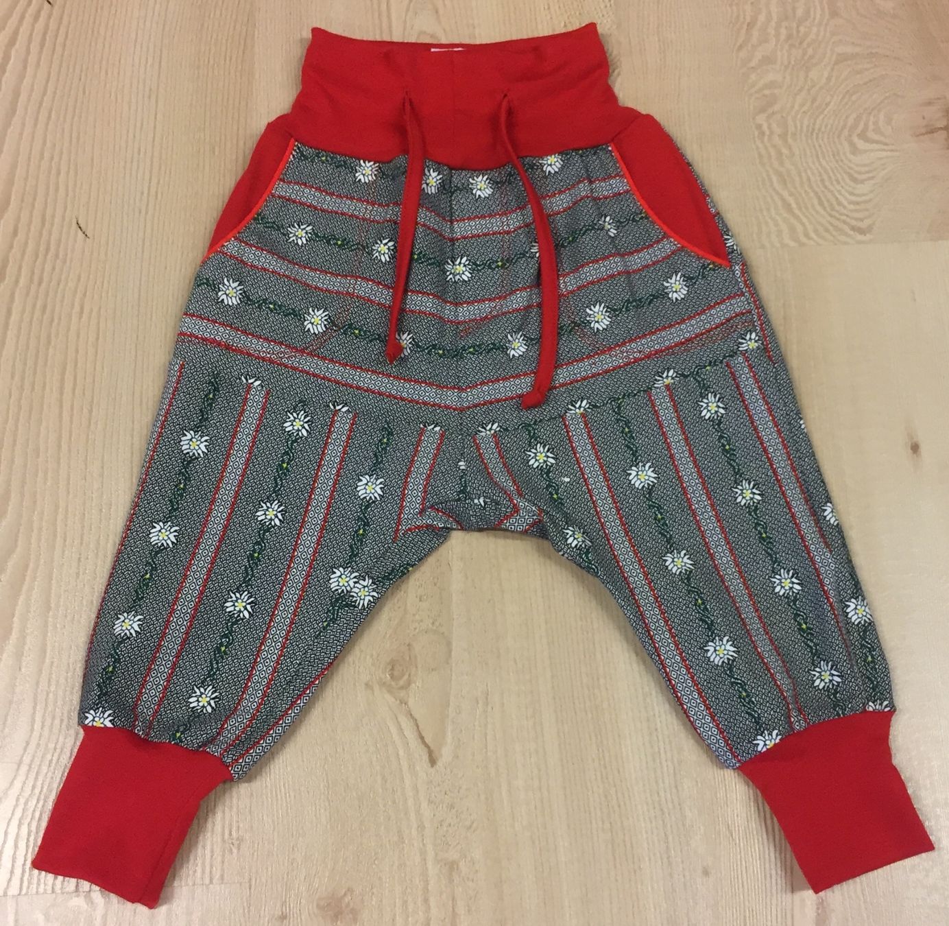 Pantaloni: Edelweiss Pumphose Gr. 86/92 - NEU – Usato da Delley venduto da Schwiizy