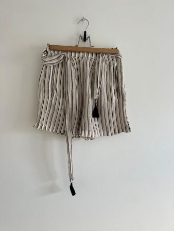 Light woman’s short Mango xs