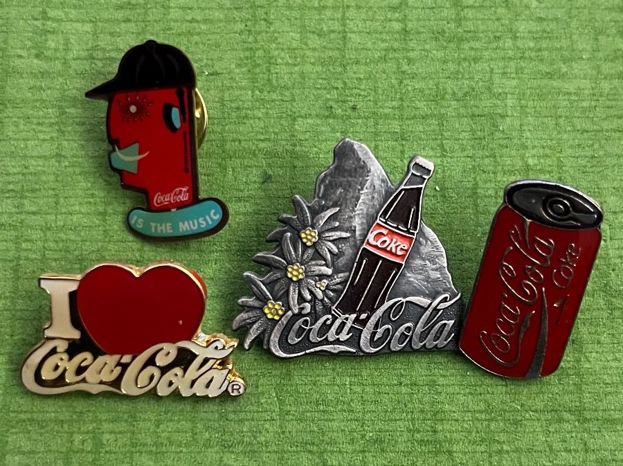 Coca-Cola Placchette & Badge: Coca-Cola Pins – Usato da Itingen venduto da Bebbi6569