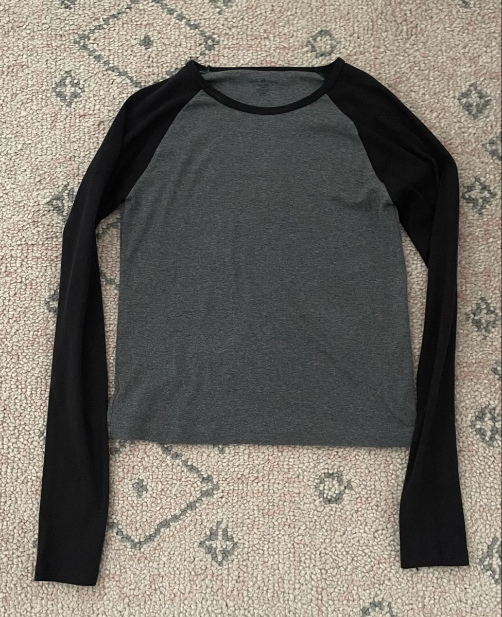 Brandy Melville Top: Langarm Shirt Brandy Melville – Nuovo (secondo la descrizione) da Oetwil am See venduto da ser_j95v 1