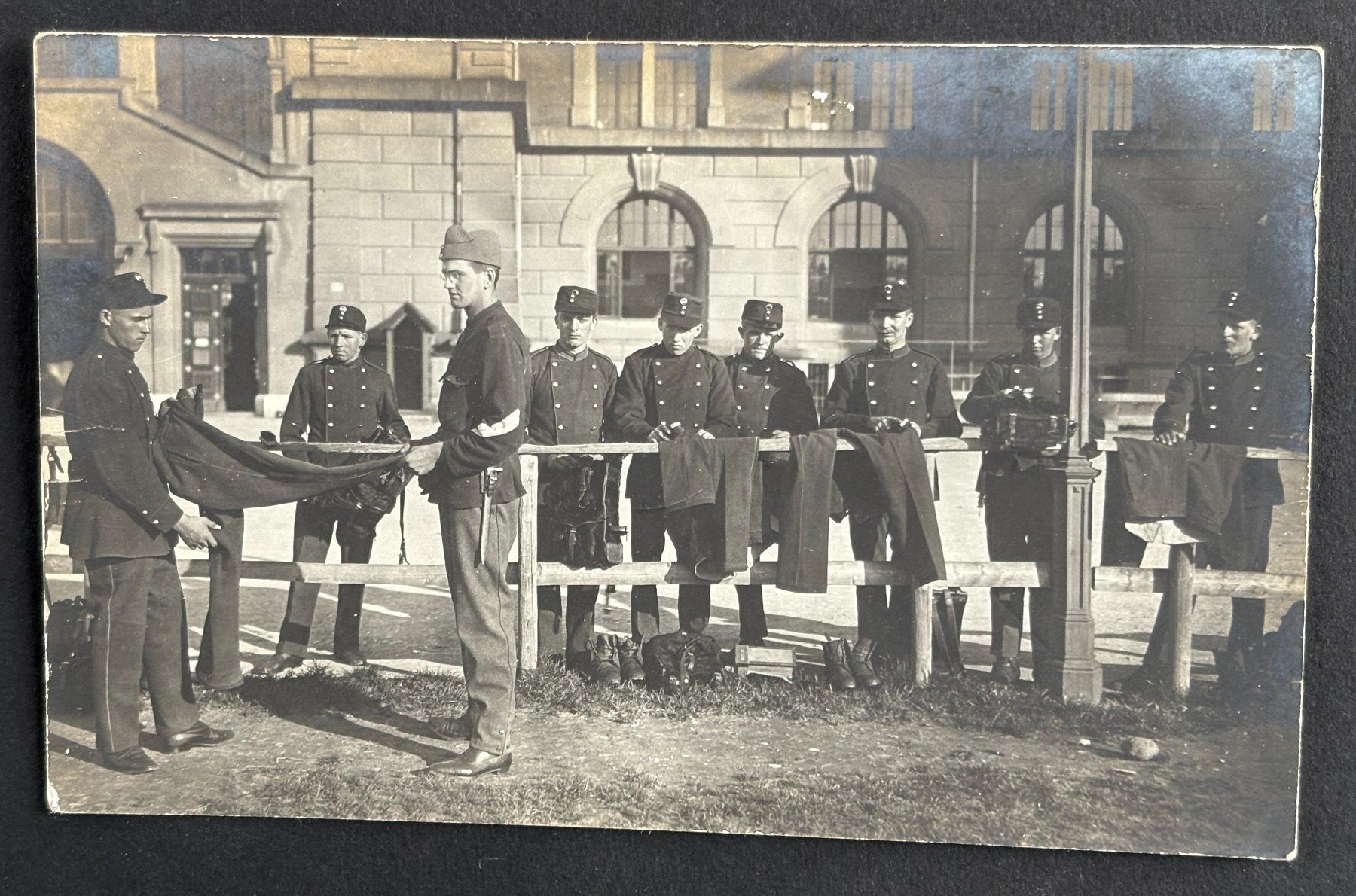 Cartoline postali: ANSICHTSKARTE SOLDATEN BEIM ID – Usato da Ostermundigen venduto da Wyatt-Earp