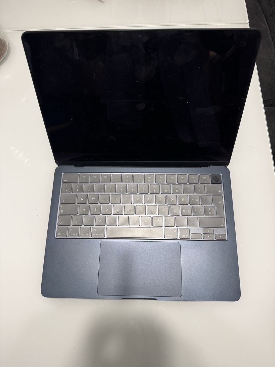 Apple Portables: MacBook Air M4 2025,+APPLE CARE  – Neuf (Voir description) à La Chaux-de-Fonds par sou_z5tg 1