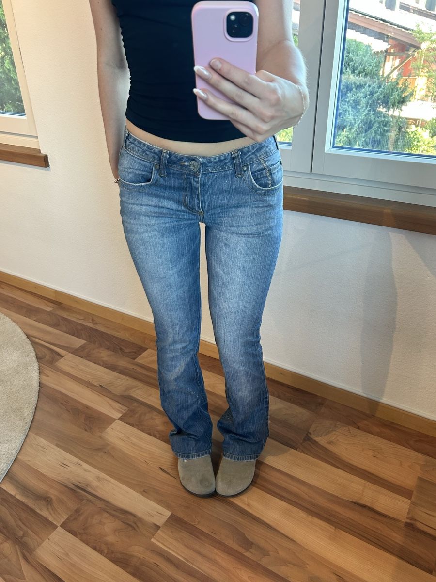 Jeans: super cute y2k jeans with design on backpockets  – Usato da Dietlikon venduto da leaaasells