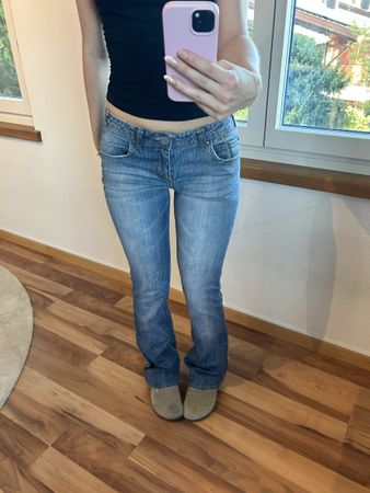super cute y2k jeans with design on backpockets 