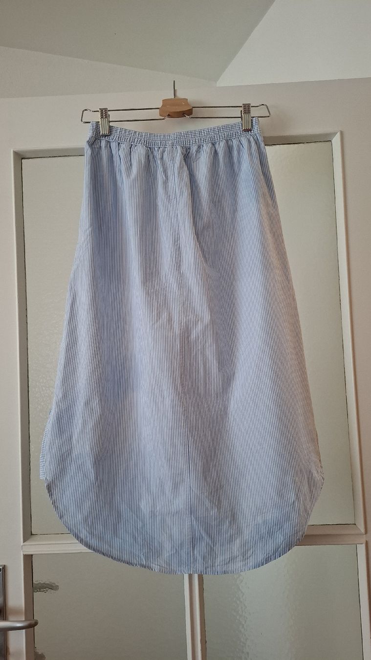 H&M Gonne: Jupe estivale à rayures bleues/blanches H&M – Usato da Vevey venduto da latessinoise 1