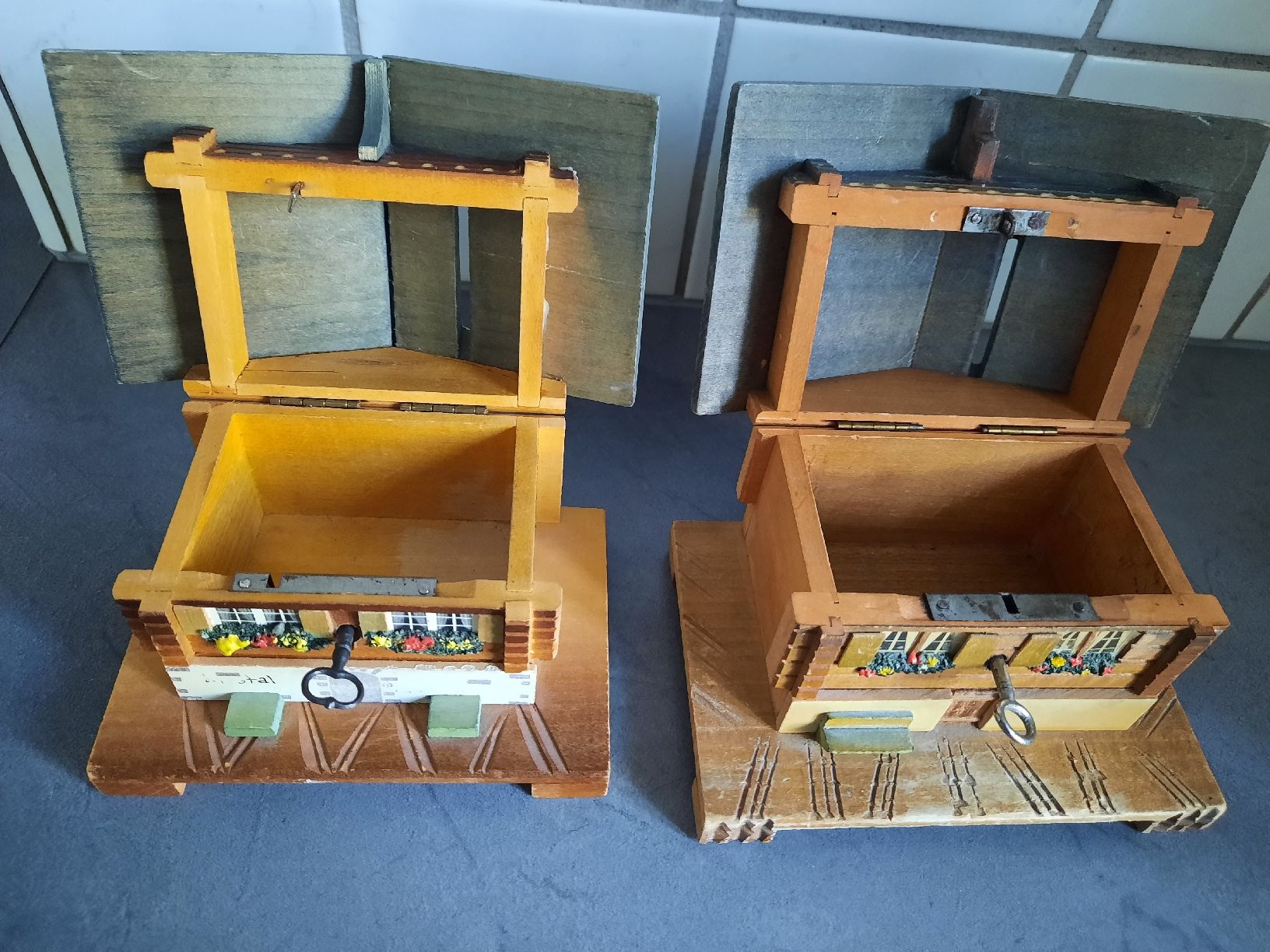 Figuren: 2 CHALETS- TIRELIRE, en BOIS – Gebraucht aus Le Locle von marylise01 2