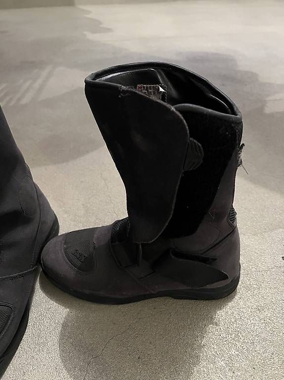 Herrenschuhe: Motorrad- Schuhe IXS Grösse 42 – Gebraucht aus Niederurnen von B.15 1