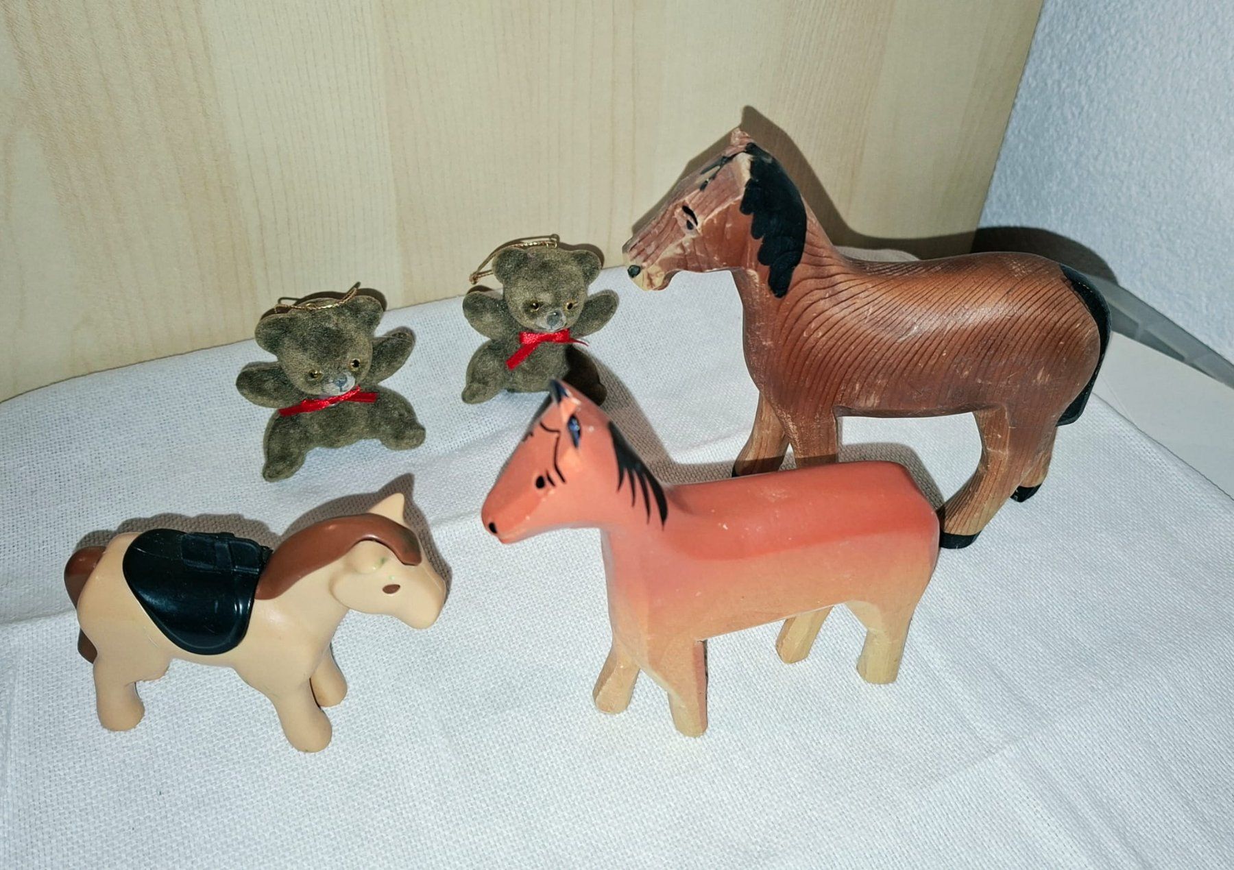 Spielzeuge: Holzpferdchen, Kinderbücher und Bärchen – Gebraucht aus Weiningen ZH von nic--ole 2
