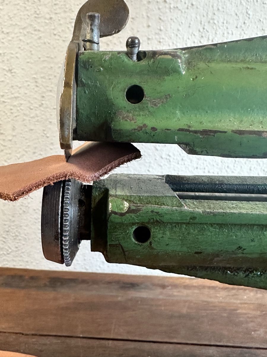 Alle Maschinen: Landis Leather Slitting Machine - Vintage Craft Tool – Gebraucht aus Elsau von MANWITHVAN 2