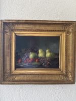 Nature morte classique avec poires et raisins, cadre or