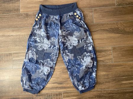 Hose dreiviertel luftig mit Blumenmuster blau Gr. 44 - 46