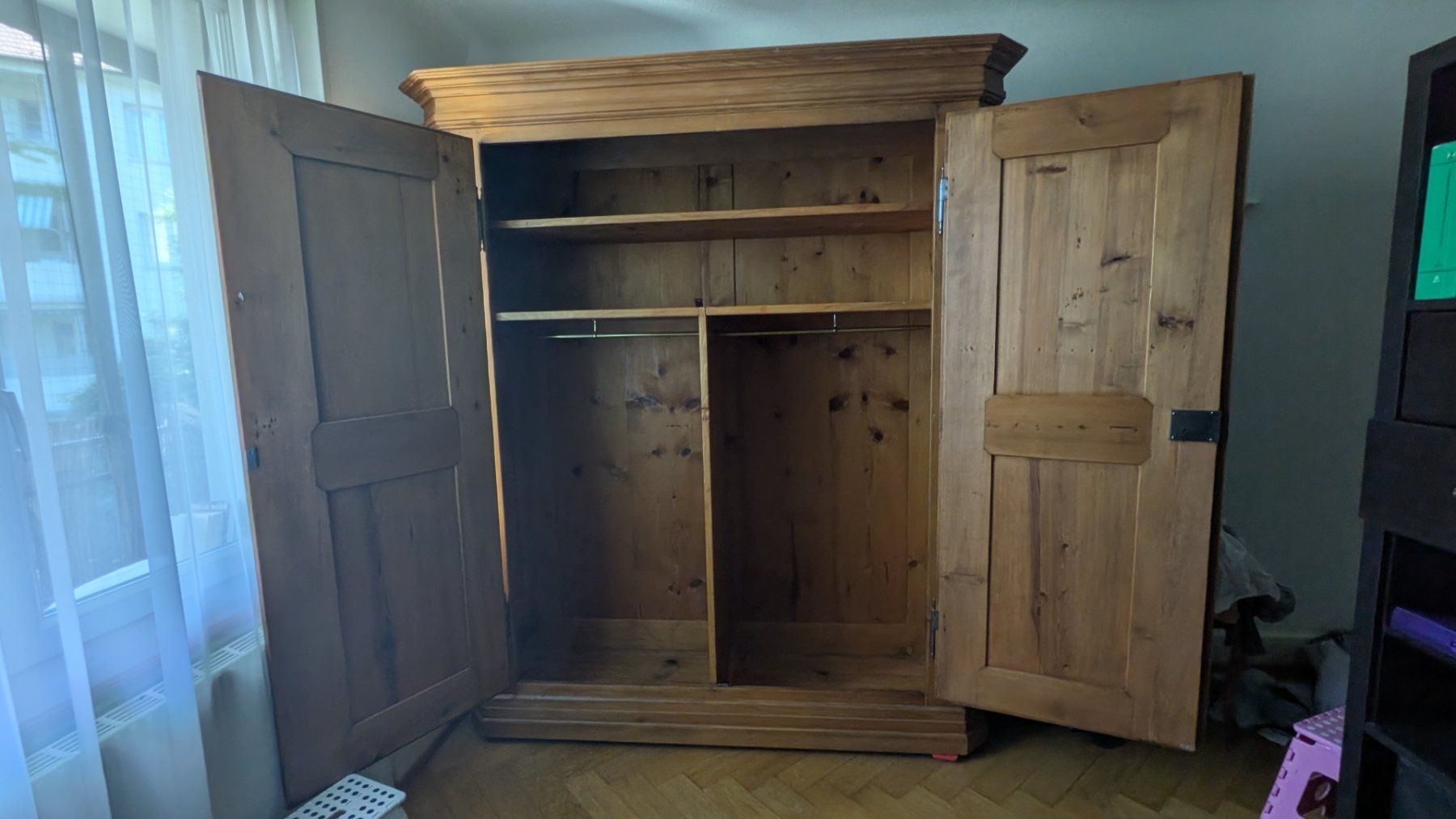 Armadi: Grosser, alter Schrank aus massivem Holz – Usato da Basel venduto da ali_6dn7