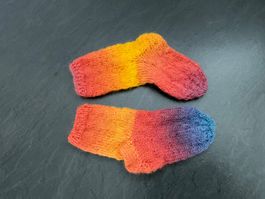 Handgestrickte Kindersocken Fusslänge 14 cm Regenbogenfarbe