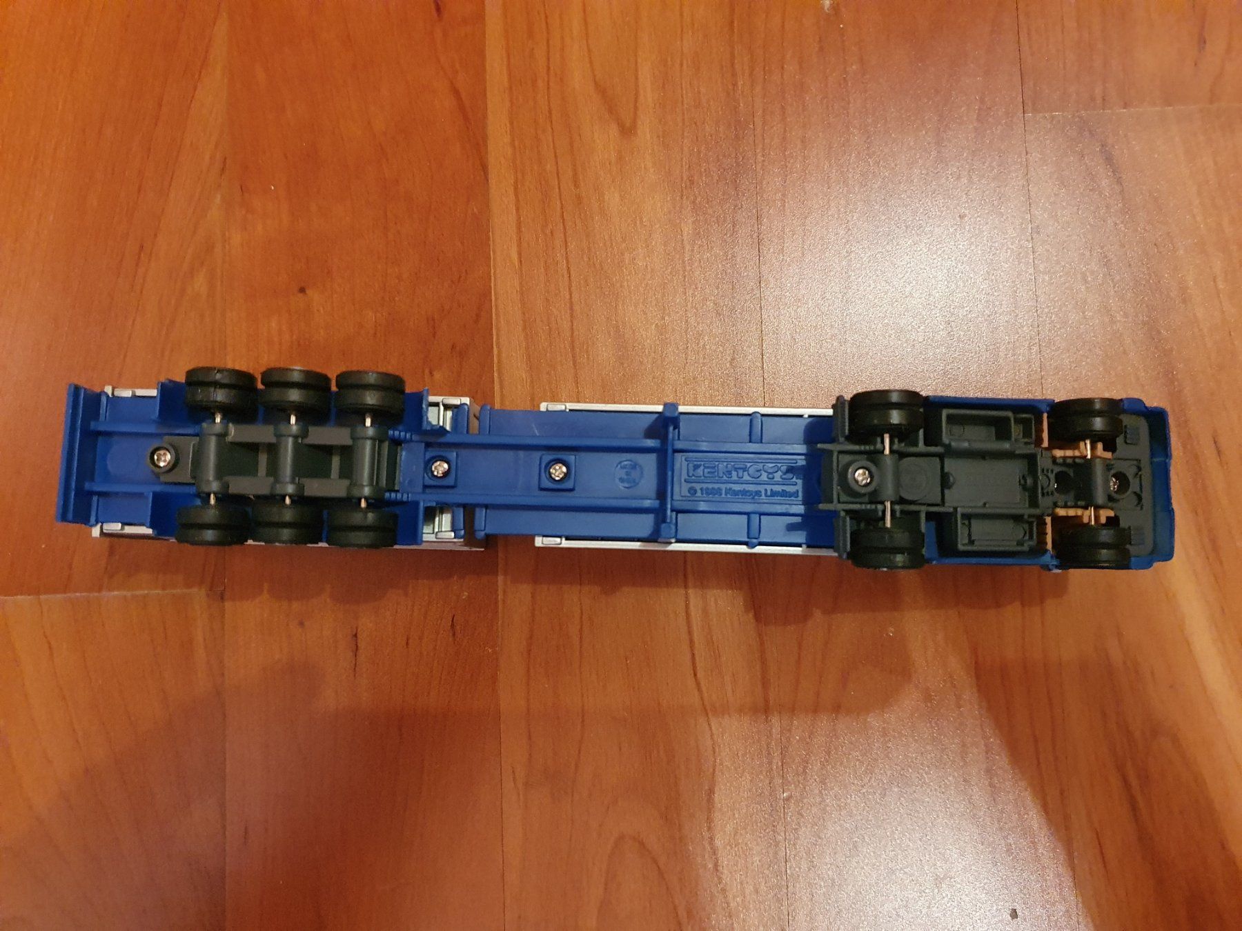 Mercedes-Benz Modellautos: Mercedes Benz Container Sattelzug 1:64 – Gebraucht aus Triesen von platzproblem1 6