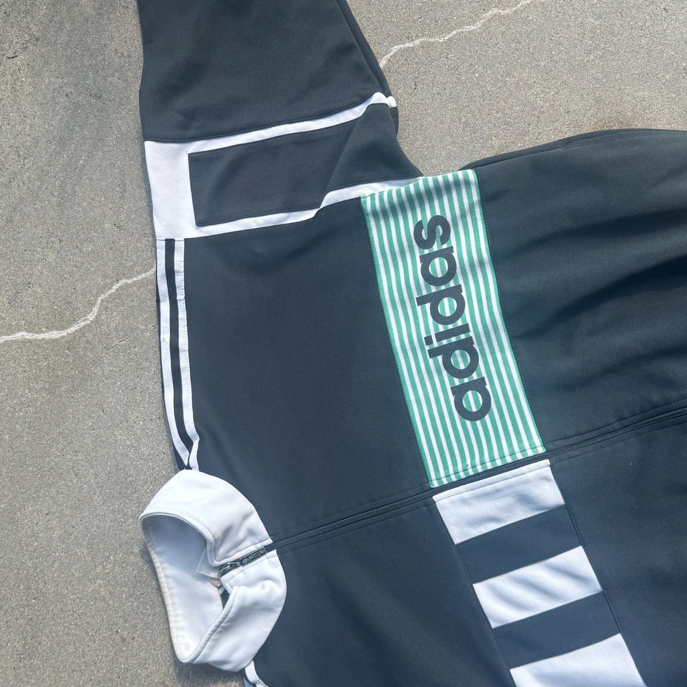 Adidas Vestes: Adidas vintage block black track jacket – D'occasion à St. Gallen par sourced_limited 1
