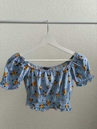 Haut court Monki bleu à fleurs taille S bon état