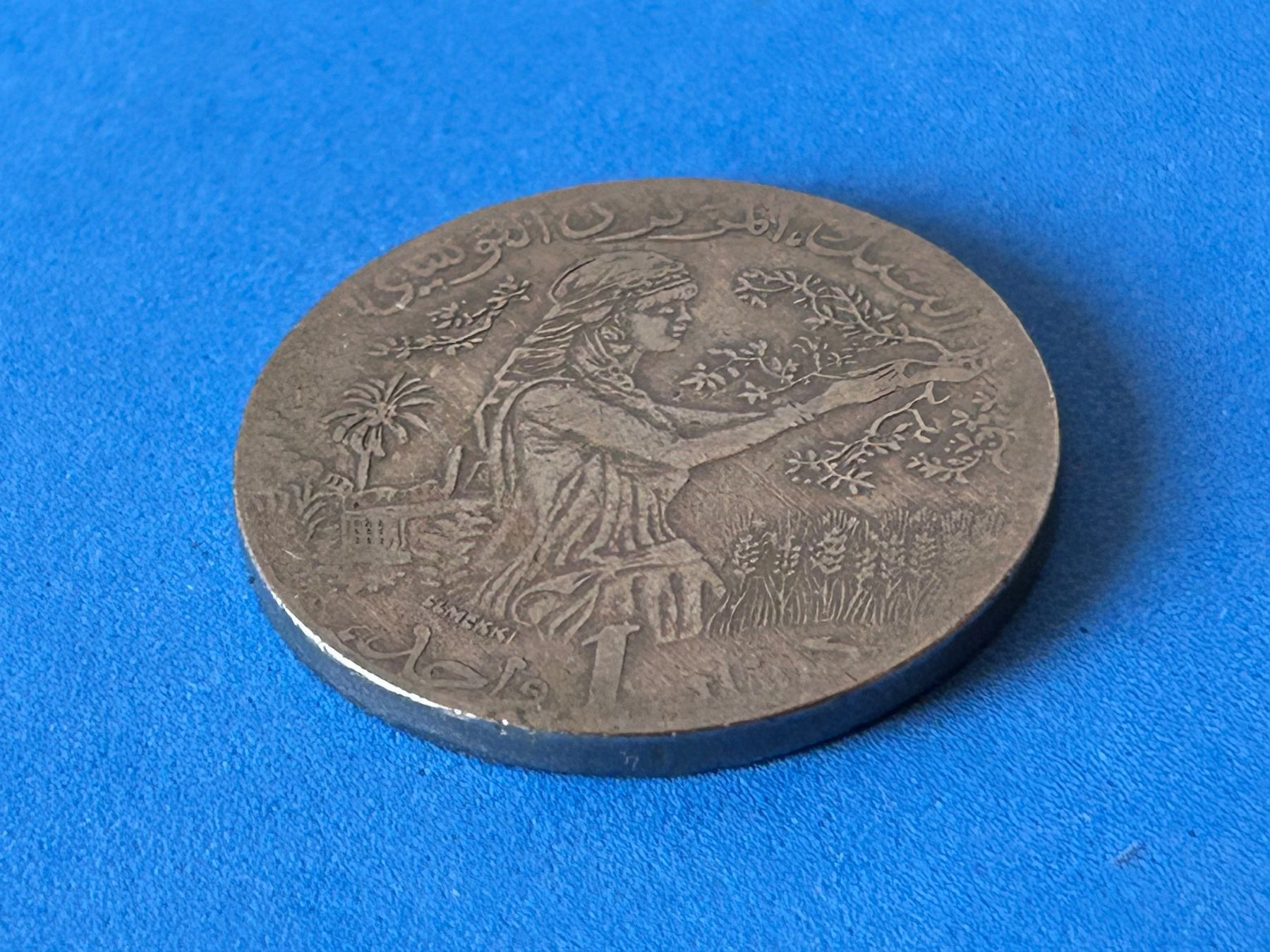 Tutti le monete: Tunisia - 1 Dinar - 2009 [Circulated] – Usato da Corcelles NE venduto da AJKader 2