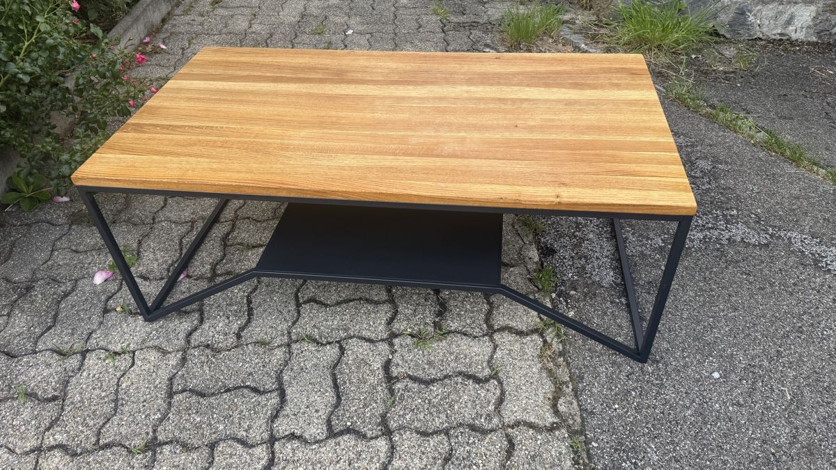 Tavoli: Couchtisch mit massiver Buchenholzplatte – Usato da Mönchaltorf venduto da DRUG-TITO