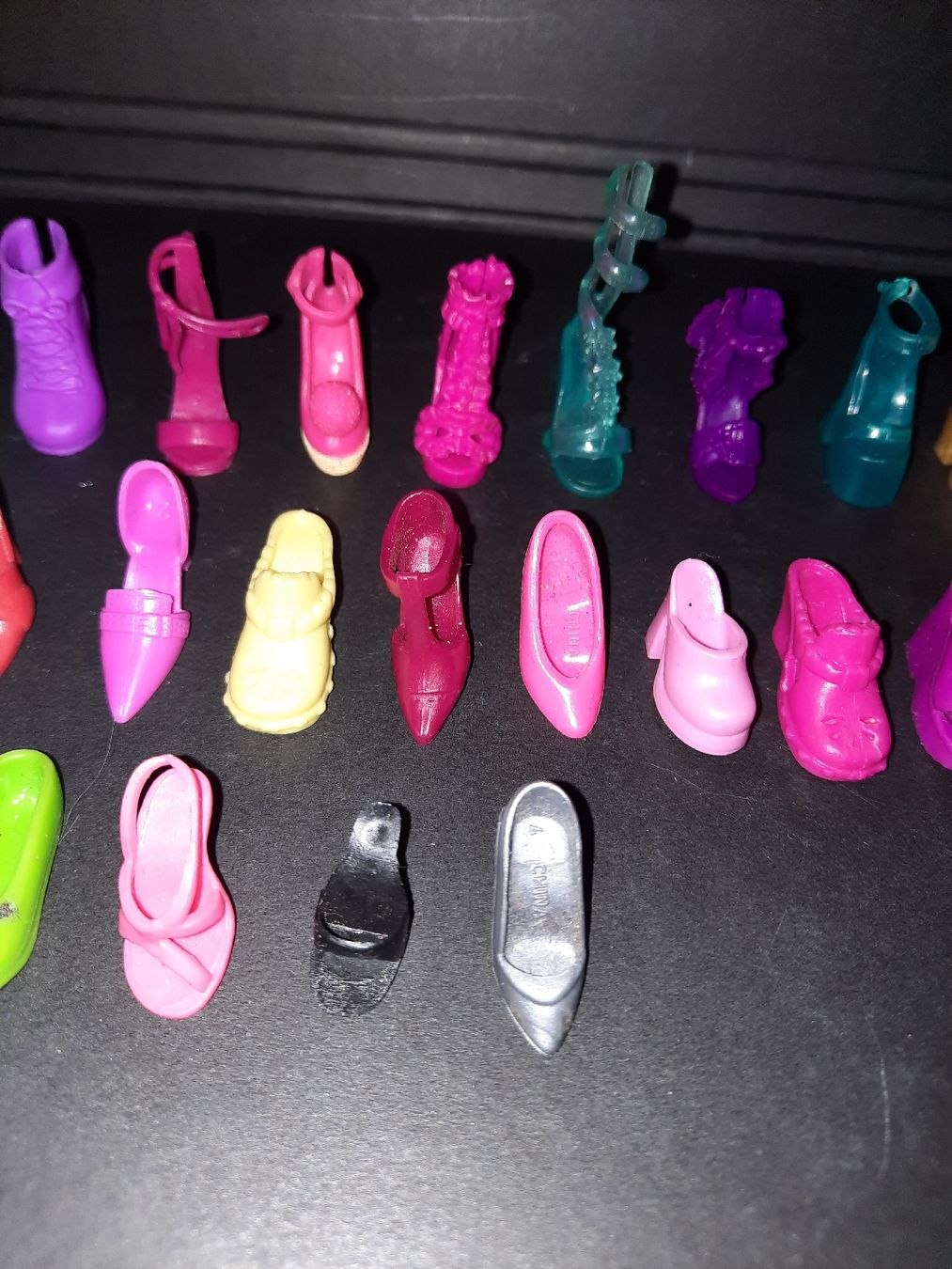 Bambole: lotto di scarpe SINGOLE Barbie – Usato da Biasca venduto da Old_6blh 4