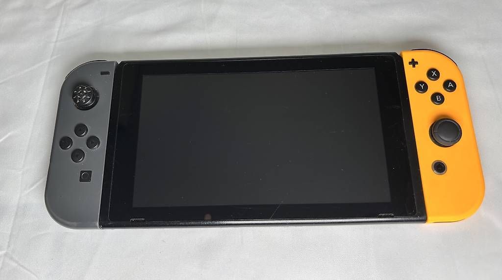Nintendo Console: Nintendo Switch Console | Accessori + FIFA 22 – Usato da Gordola venduto da kar_gy5g 1