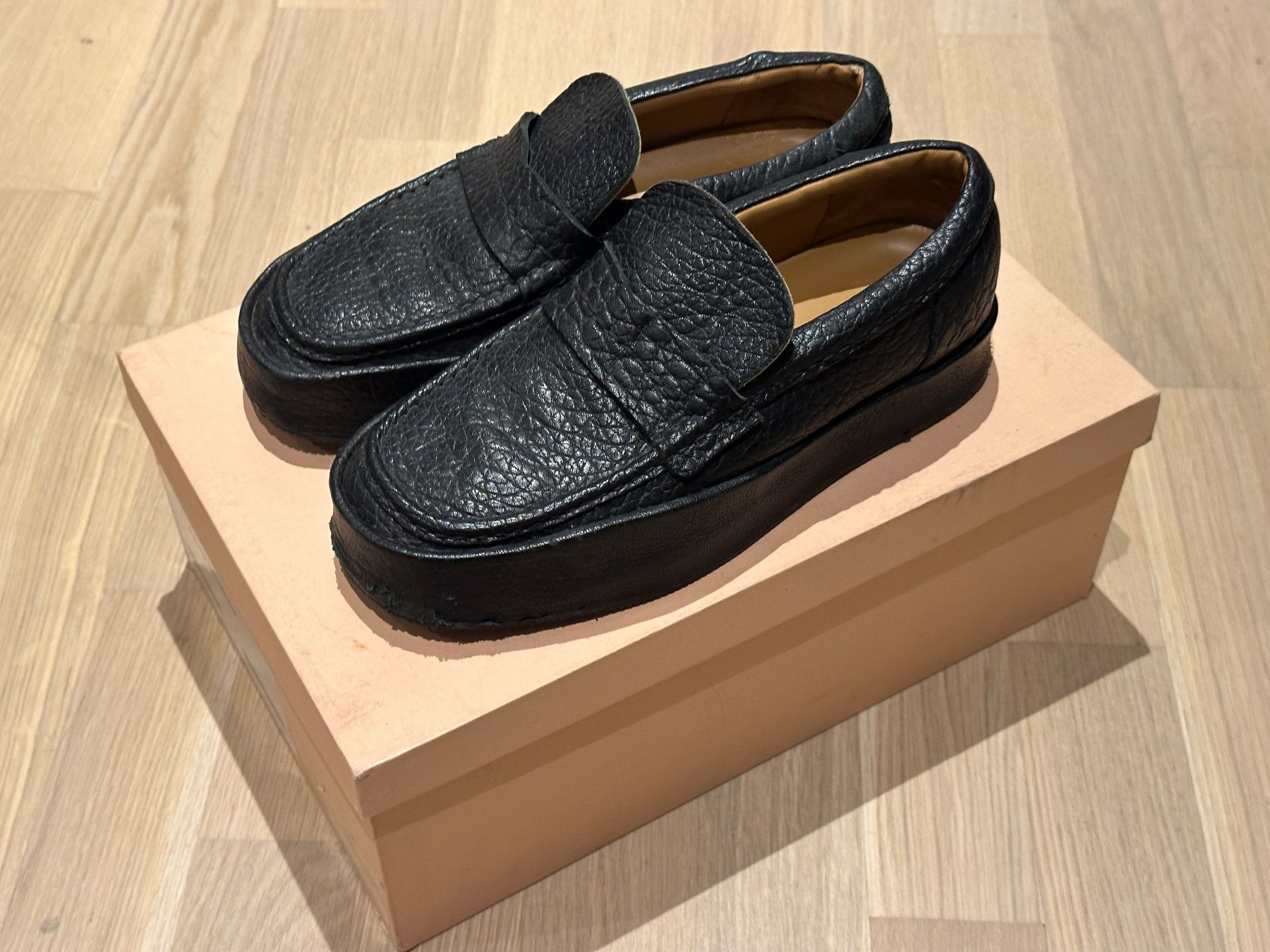 Acne Studios Scarpe da uomo: Acne Studios Schwarzleder Balen Loafers – Usato da Zürich venduto da alif 1