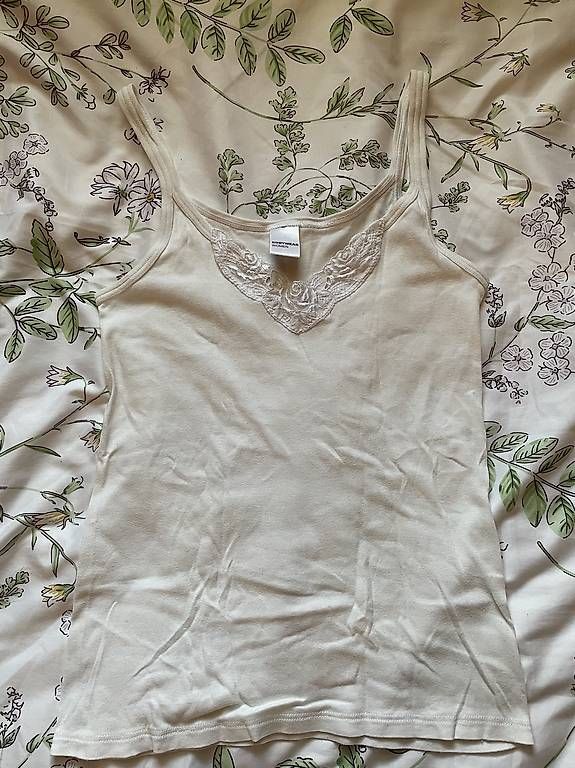 Tops: Weisses damen-top mit spitze – Gebraucht aus Studen SZ von _jasi7307_