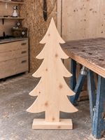 Holztannenbaum auf Sockel – 30 × 80 cm