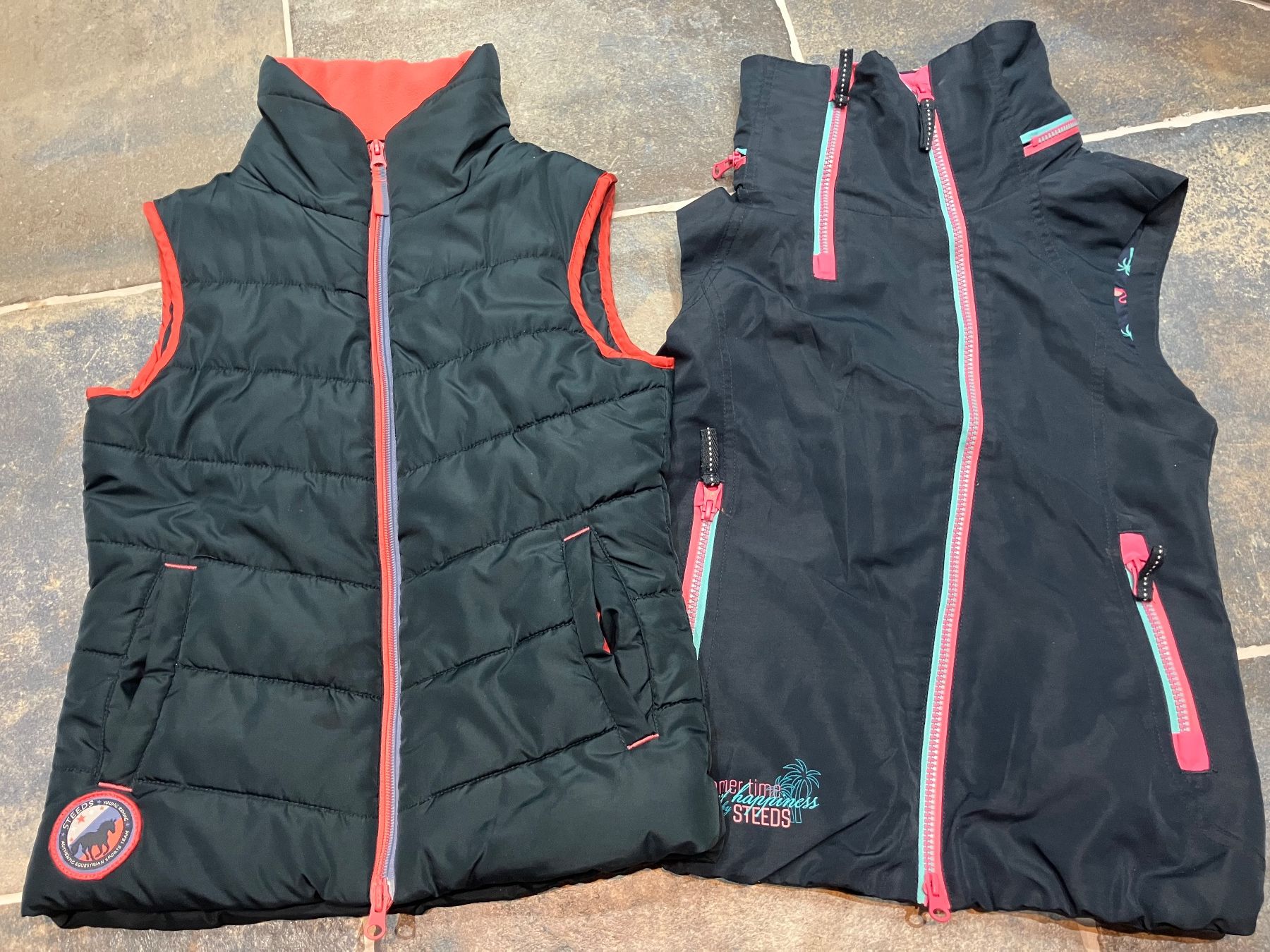 Altro abbigliamento per bambina: 2 Gilets Steeds, 140 und 152 – Usato da Epesses venduto da moss_r