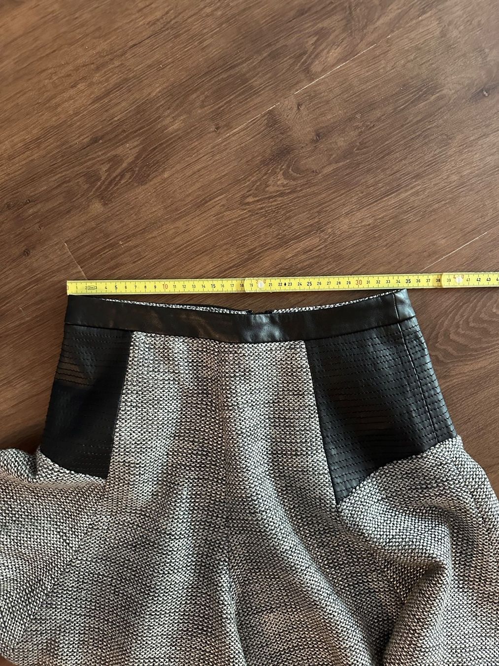 Karl Lagerfeld Gonne: Karl Lagerferld mini skirt - FR 38 – Usato da St-Sulpice VD venduto da juhdu 4