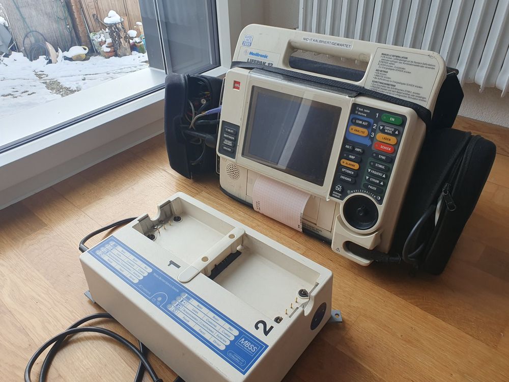 Patientenmonitor / Defibrillator Lifepak 12 Kaufen auf Ricardo