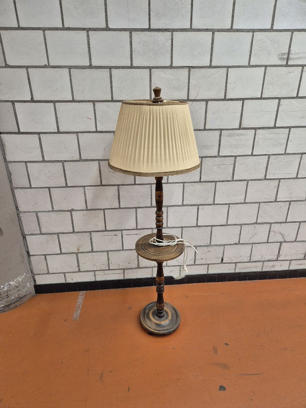 Lampade: Stehlampe Holz mit Ablage und Lampenschirm beige – Usato da Bern venduto da latrouvaillebern 1
