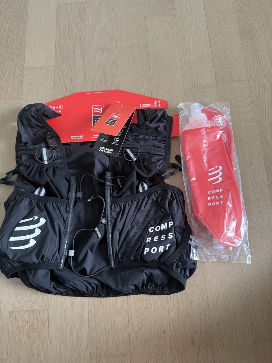 Compressport Sacs à dos: COMPRESSPORT Rennweste mit Trinkflasche neu – Neuf avec emballage d'origine à Chur par Iceboozer